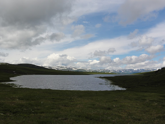 Le lac Ozero Bezimyannoe (Chibitka ?) (2150 m) dans les Monts Severo-Chuyskij (au nord d'Aktash). 12 juillet 2010. Photo : B. Lalanne-Cassou