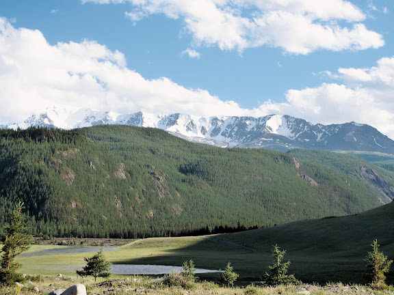 Les Monts Yuzhno-Chuiskij depuis la vallée d'Ak-Tru : à gauche, le Pic Coupole (3500 m) ; le 10 juillet 2010. Photo : J. Marquet