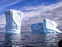 02-05-07 301 Antarctica - Argentine Islands - icebergs.jpg