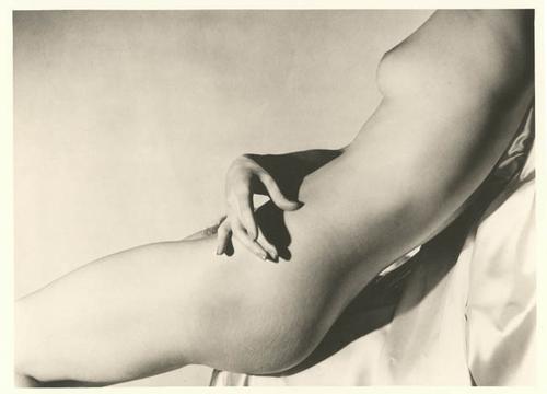 Lisa on Silk Hand on Torso I, 1940.jpg