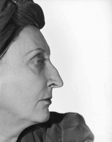 Edith Sitwell (profile, close-up), 1948.jpg