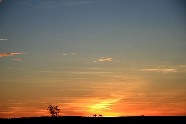 [Outback sunset - wide open apertureJPG[3].jpg]