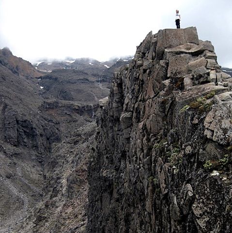 [Boy on the edge of a giant wall, Emyn Muil[3].jpg]