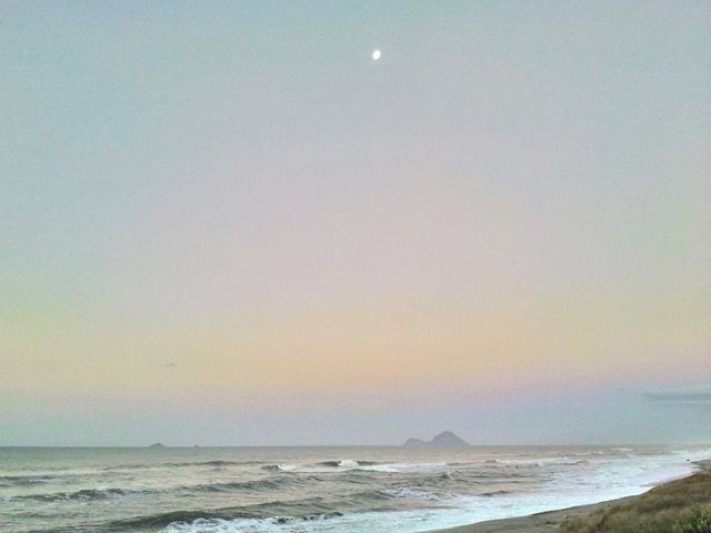 [Moon rise off New Zealand coast[3].jpg]