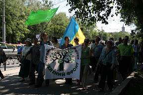 Сторонники "Зелёного Фронта" подходят к месту вырубки (ул. Сумская, 19.06.2010)