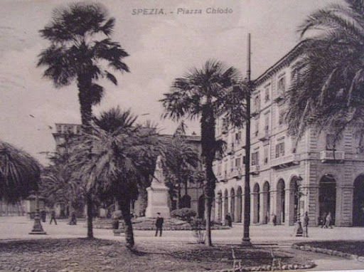Panchina in Piazza Chiodo nel 1900