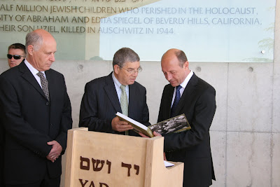 תמונה של השר ביד ושם