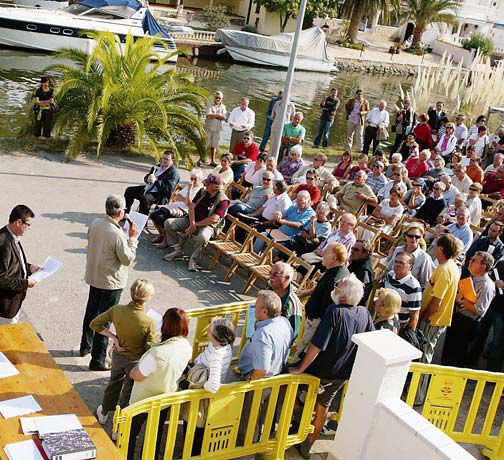 La delimitació dels canals a Empuriabrava. Ha estat un dels temes polèmics que ha hagut
d’afrontar el govern municipal. L’oposició opina que es va actuar ”tard i malament”. El Punt La delimitació dels canals a Empuriabrava. Ha estat un dels temes polèmics que ha hagut
d’afrontar el govern municipal. L’oposició opina que es va actuar ”tard i malament”. El Punt