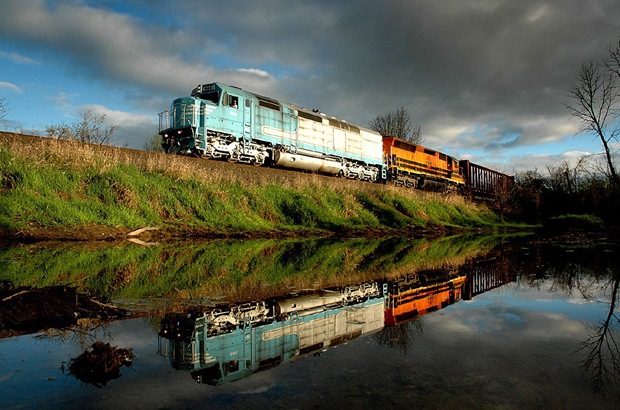 The 644 leads a northbound Westsider freight train towards McMinnville in Between Corvallis and Independence at Independence, Oregon, USA