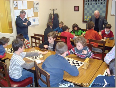 Foto de una de las rondas del torneo de Chaturanga disputado el domingo 18 de Abril en la sede del Club Casino Jaque de Huesca.