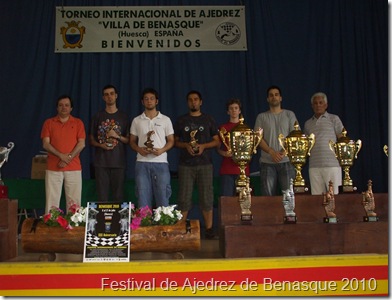 Foto de los cinco primeros jugadores del Campeonato de España de Ajedrez Rápido junto a las autoridades