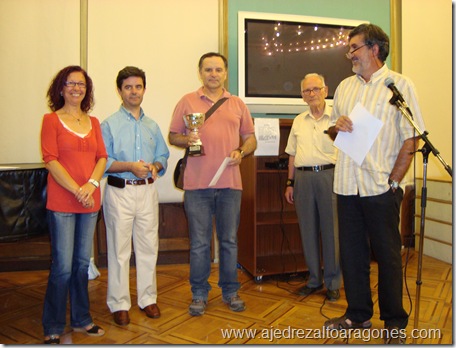 El GM. Roberto Cifuentes con el trofeo de campeón de la XXII edición del Torneo Internacional de San Lorenzo de Huesca.