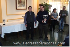 José Salas (drcha.) recibe de Jose A. Buil el trofeo de subcampeón por equipos de la 1ª Categoría, grupo II