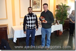 Justin Horton, del Casino Jaque, campeón provincial categoría Preferente Individual de Huesca 2010, recibe trofeo de Fuentes