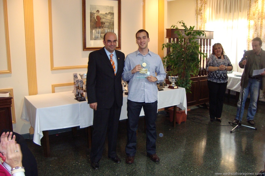 [El MI. Joaquín Antolí (drcha.)del Jaime Casas, recibe distinción de la F.A.D.A por su primera norma de Gran Maestro.jpg]