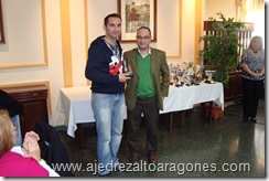 Pablo Maza recogió el trofeo de subcampeón provincial por equipos de ajedrez relámpago, de manos de Roberto Tierno de Binéfar.