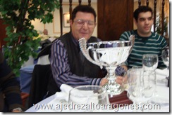 José Antonio Buil sonriente contemplando la Copa que más ilusión le ha hecho esta temporada, la de Campeón de Aragón por equipos.