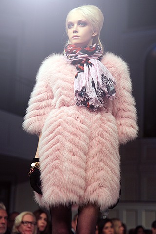 [PinkCoat.delaRenta.PreFl10.elle[3].jpg]