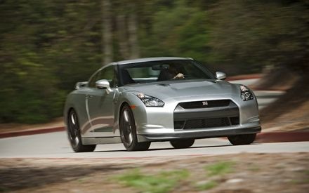 [112_0909_01l+2010_nissan_GT_r+front_view[2].jpg]
