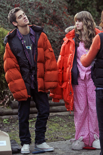 Debby Ryan y Gregg Sulkin cenando en un  japones