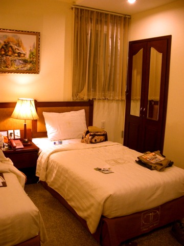 [hotelroom01[3].jpg]