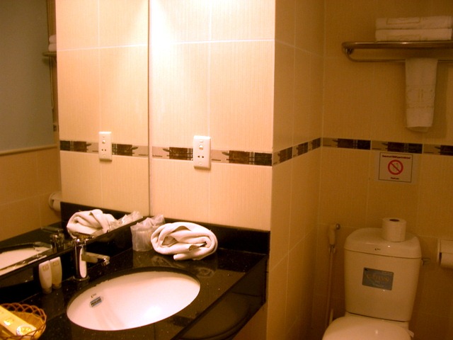 [hotelroom03[3].jpg]