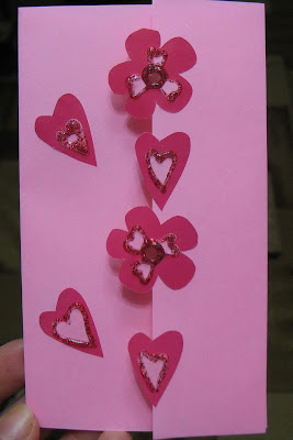 Поздравительная открытка с цветами и сердечками