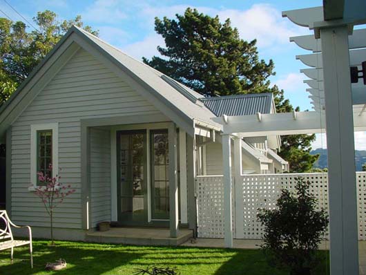 Modern Large Home Decorating With Backyard Design Green Grass backyard decorating ideas green grass design