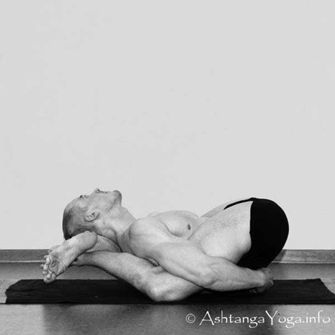 [17-Yoga-Nidrasana[7].jpg]