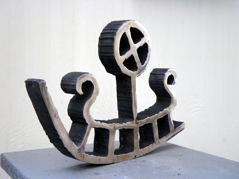 En helleristning-skulptur af Henrik Voldmester.