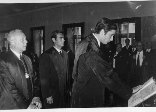 1.	Haciendo el juramento como abogado en Las Palmas 1966
