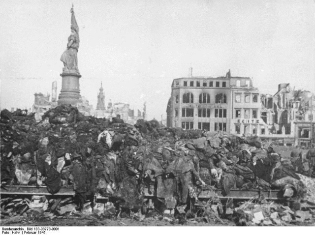[Bundesarchiv_Bild_183-08778-0001,_Dresden,_Tote_nach_Bombenangriff[1][4].jpg]