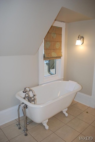 [Room 4 tub 2 RS[6].jpg]