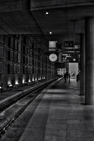 [waiting_on_platform_24a_790p[4].jpg]