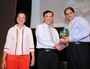 An Ismaili receives Institute of Engineers Singapore Prestigious Engineering Achievement Award 2009