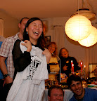 Su-young surprised to get a huge t-shirt