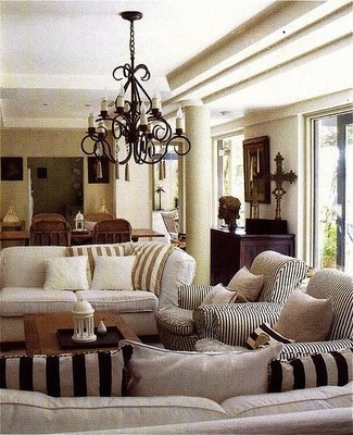 [decornostripedlivingroom.jpg]