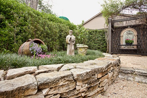 [2111-Hartford-Road-Austin--courtyard[2].jpg]