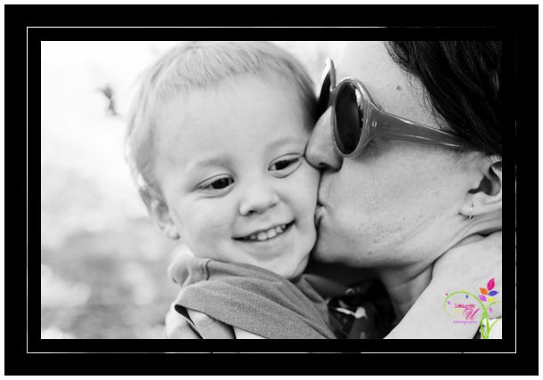 [boyMomkissing[3].jpg]