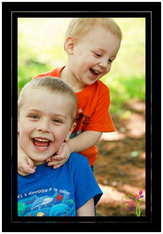 [Kids_playing_at_zoo_family-2[3].jpg]