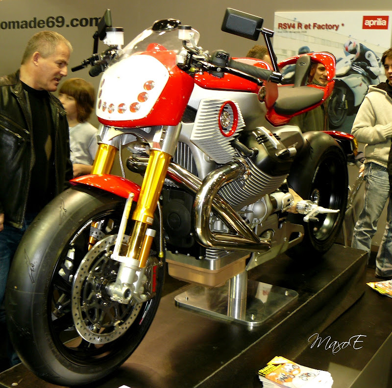 le prototype Moto Guzzi V12 Strada dessiné par Pierre Terblanche qui avait été dévoilé en exclusivité à l’EICMA de Milan