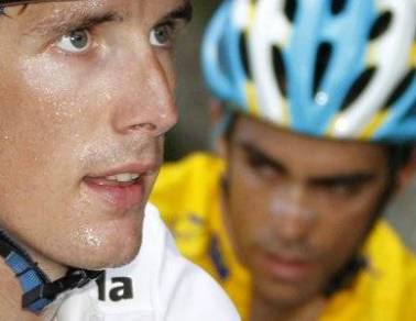 Andy Schleck y Alberto Contador FOTO: GUILLAUME HORCAJUELO - EFE 