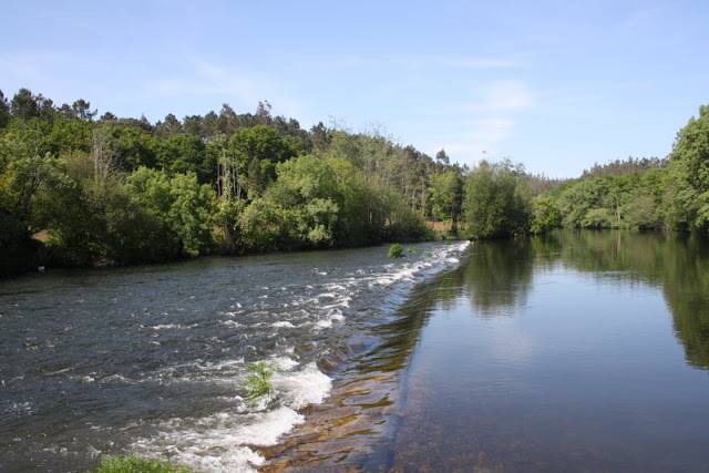 fluss galizien baden strand ufer spanien05.JPG
