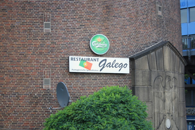 Ein portugiesisches Restaurant das Galego heißt?  Und worauf saß der Adler rechts früher wohl?
