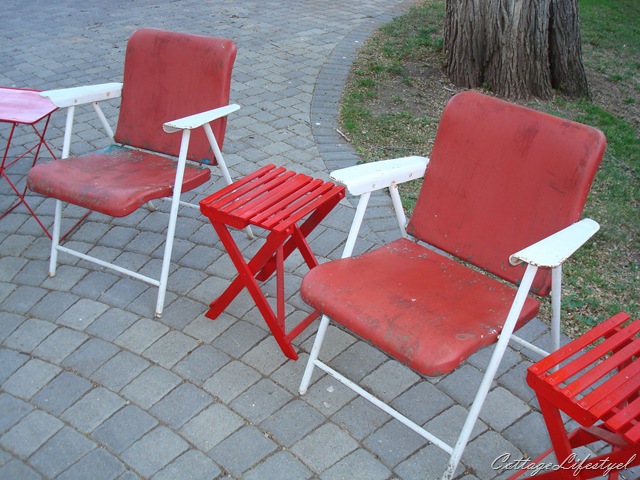 [red and white metal folding chairs 1[1].jpg]