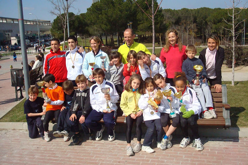 Nuestros atletas cargaditos de trofeos