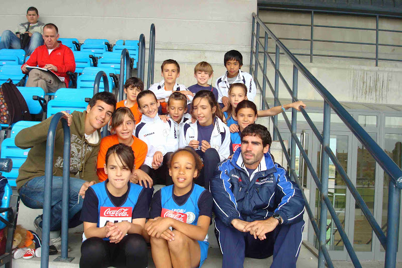 Nuestros jóvenes atletas junto con sus entrenadores, Javier y Dani