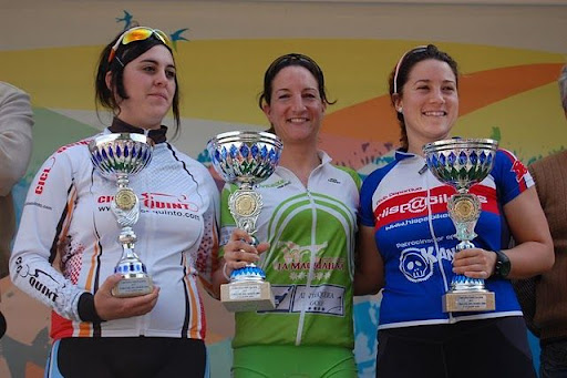 Mar&iacute;a Hern&aacute;ndez en el podium junto a Natalia Benitez y Claire Thecher