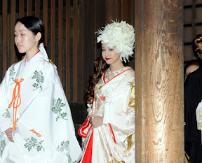 神前挙式した沢尻エリカのしていた白いユリの髪飾りの花嫁ヘアスタイル