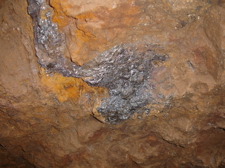 Minerales en las parades de la Mina Jayona, Fuente del Arco, Extremadura